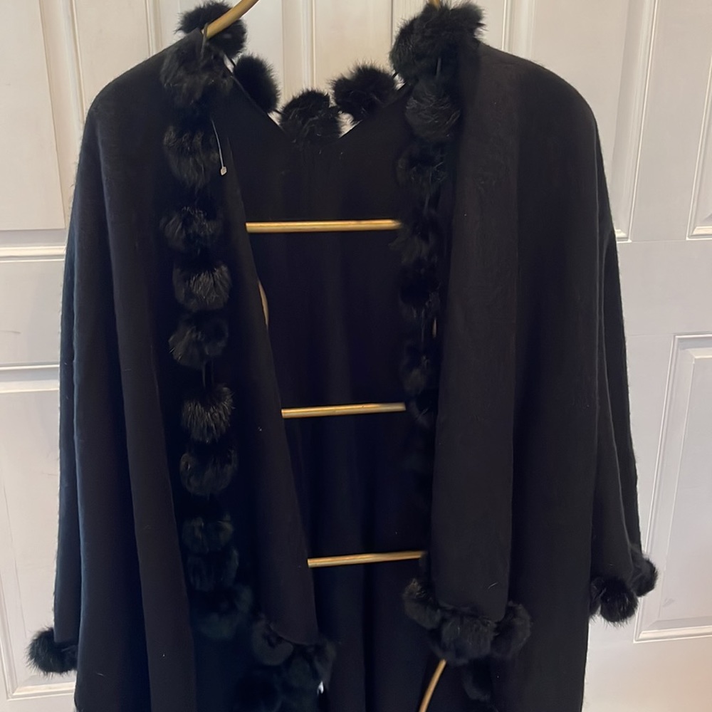 Gorgeous fur trimmed wrap - Picture 4 of 5